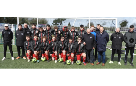 Notre partenaire le Crédit Agricole offre des K-Way aux U 17 de l'ASP 